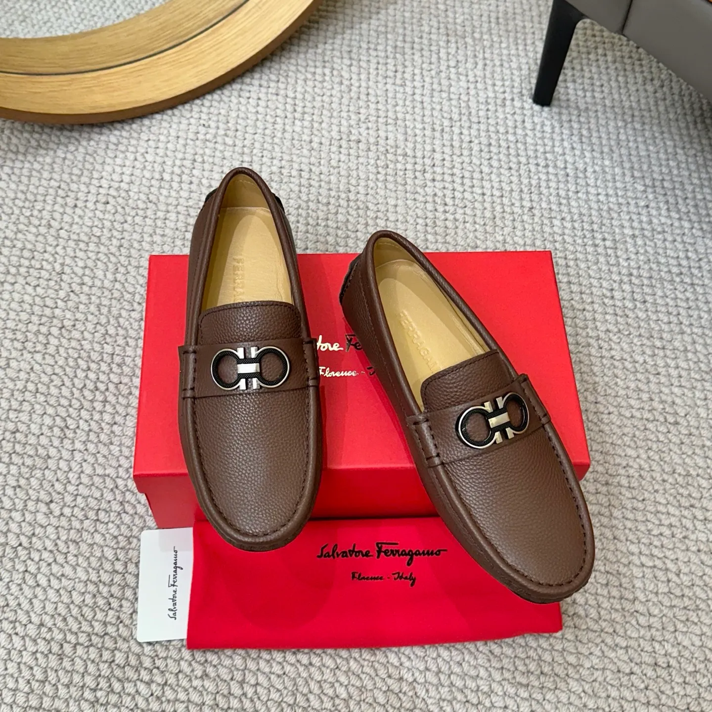 Men's men's shoes 💰420 (Yangli) Ferragamo 〰Ferragamo 2⃣️0⃣️2⃣️5️⃣ New series 👊🏻 Upper 🇮🇹 Italian imported calfskin, original outsole molding. Water-dyed sheepskin lining. The identity of every successful man is set off, and the upper and lower shoes are elegant and stable🚶🏻🚶🏻The high-end custom counter original replica is an eternal classic🔍️Number of codes: 38-46 with counter packaging